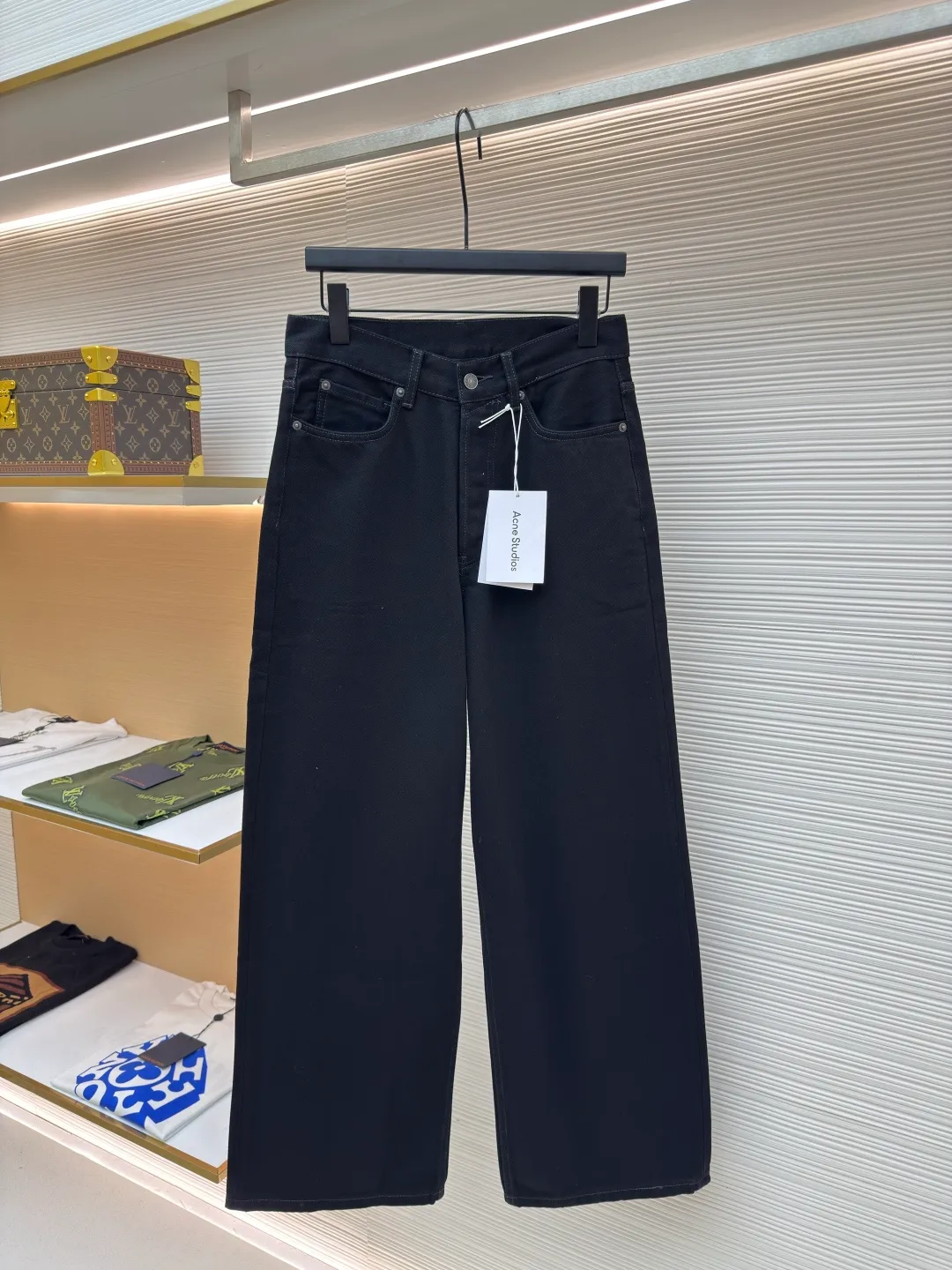 ACNE 25SS basic straight jeans ●Authentic product: purchased and developed at 2699 ●Item number: 1680581-A75 ●Material: machine cotton twill ●Technology: handmade ●Version: fitted version ●Weight: about 845g ●Size: XS-S-M-L ●Description: Natural transition The color is quite subtle, not gray or black, not black, it is too difficult to operate, the retro and nostalgic whiskering color is quite advanced, the inside is also very clean, the chain bike has neat lines, more beautiful, good fixation, and relatively rich layers. The overall wiring is straight and delicate, the fabric is comfortable and soft, and the color is consistent without color difference. It can be matched with the same style to create a fashionable look and control various occasions. Customized accessories, complete with three standards, same style for men and women!